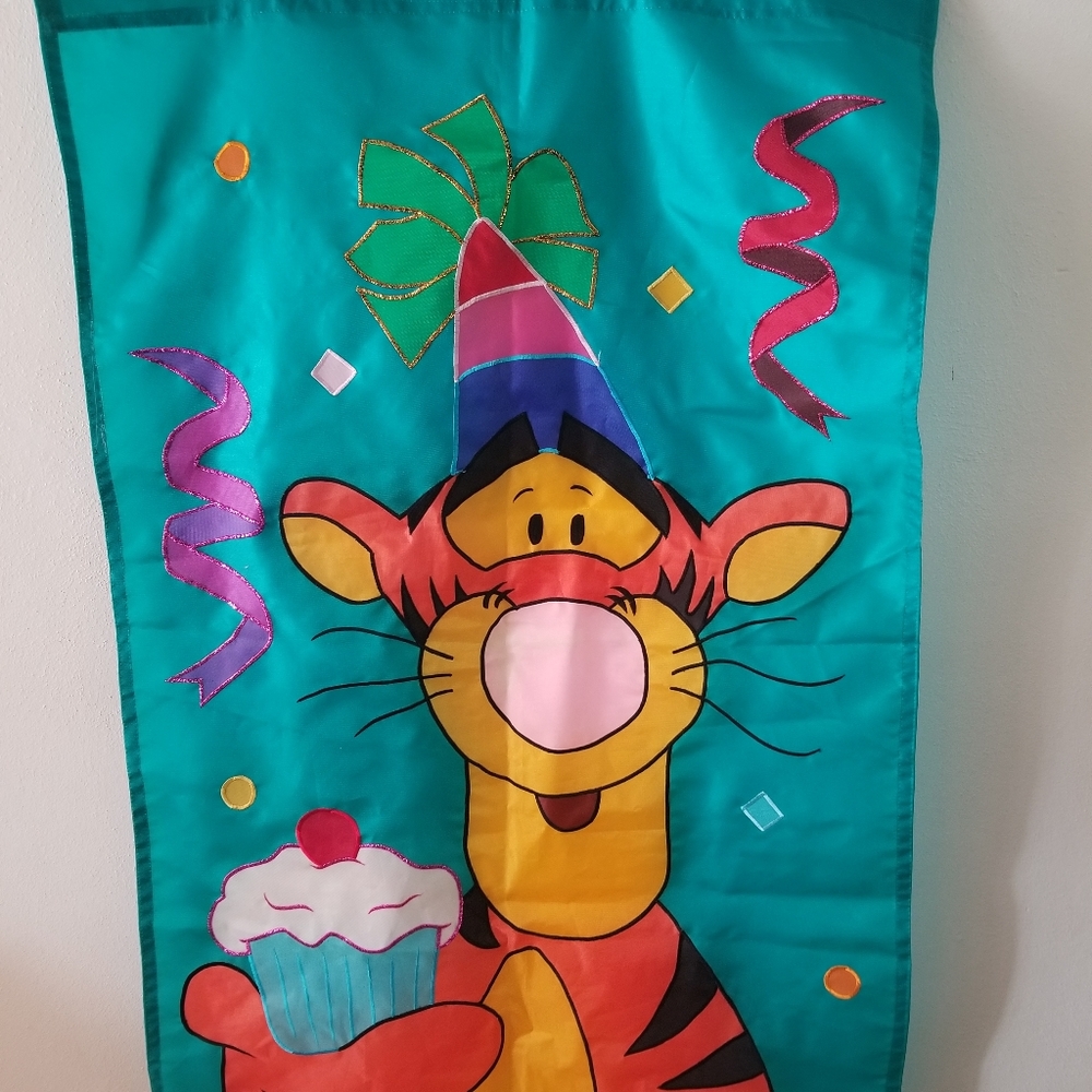 Disney tigger with cupcake birthday flag